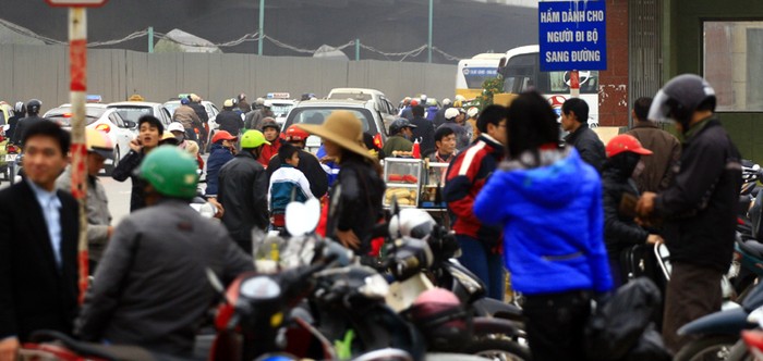Các bến xe đông nghịt người từ quê lên Hà Nội